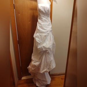 David's Bridal wedding dress Style V9202 size 6 white